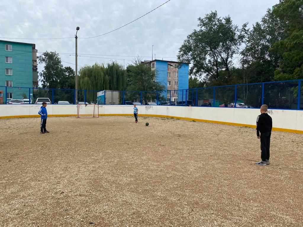 Во дворе дома по улице Ленинградской появился свой мини-стадион |  09.09.2022 | Уссурийск - БезФормата